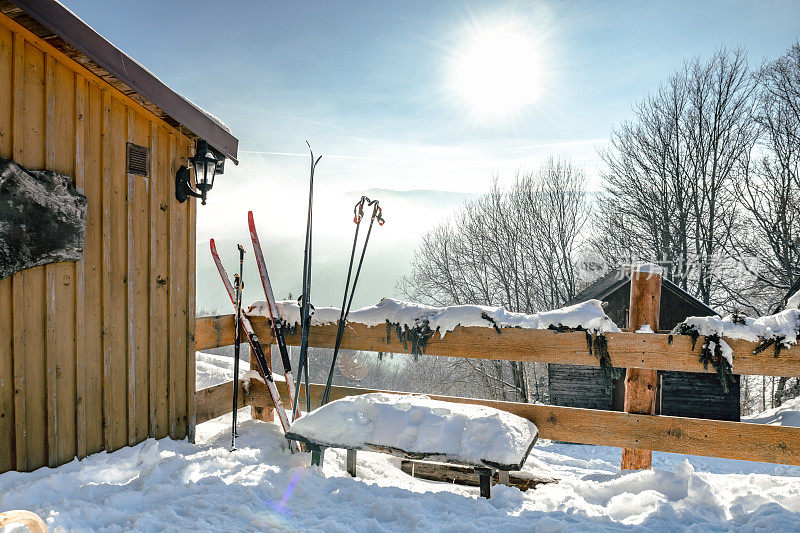 在旧木屋里滑雪，陷在雪里