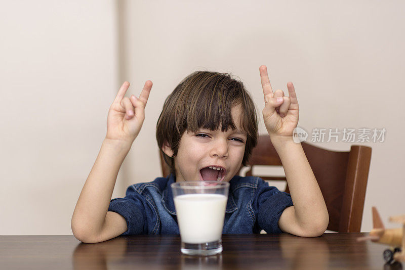 小男孩正在喝牛奶