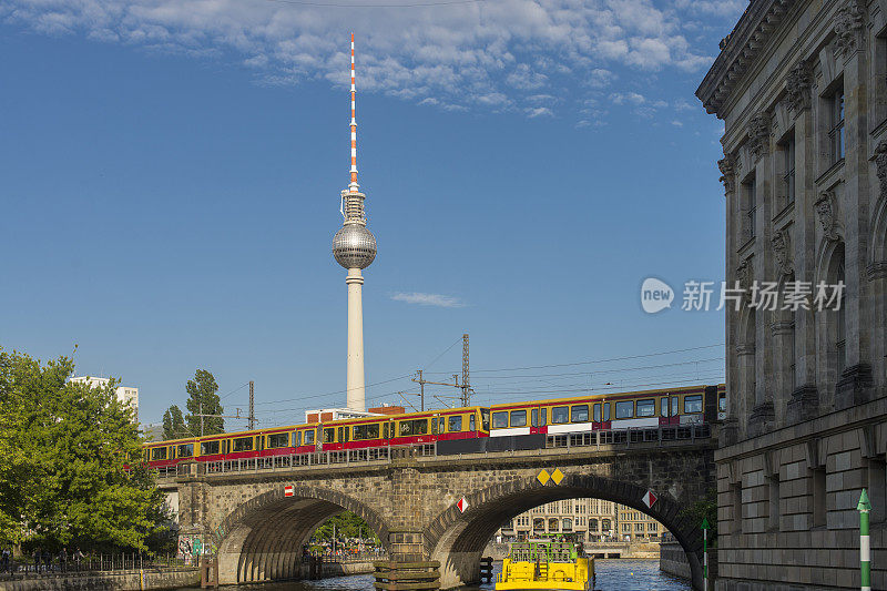 柏林电视塔(Fernsehturm)的一部分从施普雷河上的一艘船在柏林市中心，德国。