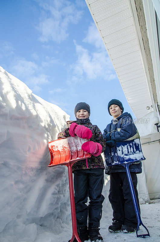 孩子们在铲雪后休息