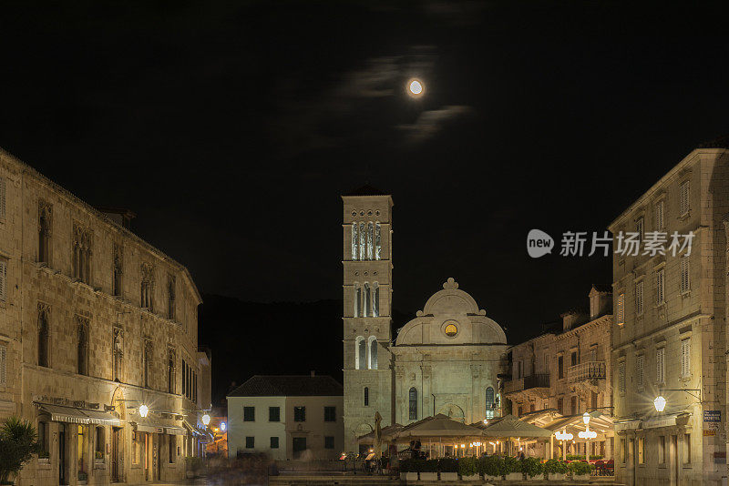 赫瓦尔市圣斯蒂芬大教堂的夜景，该岛位于克罗地亚的达尔马提亚海岸。