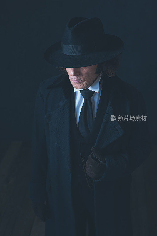 穿着黑色外套和帽子的维多利亚时代神秘男子。