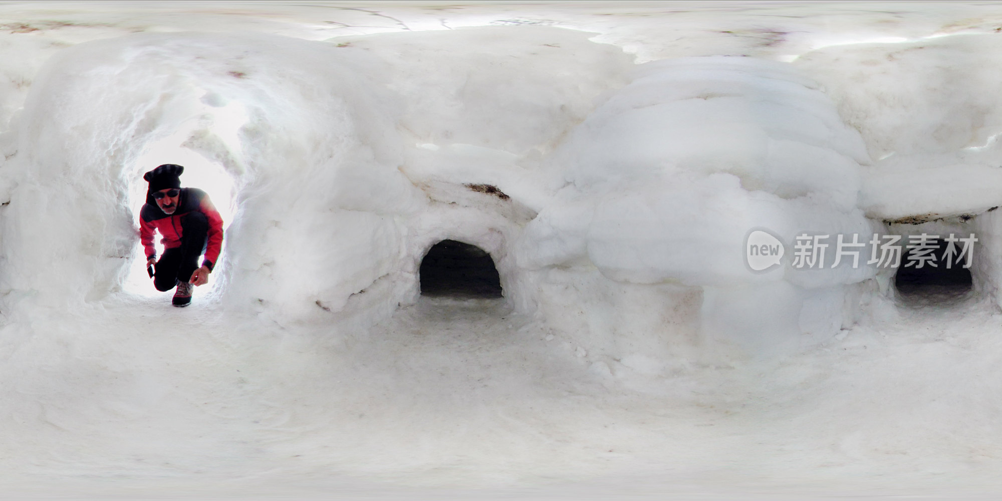 登山者进入冰屋，360度观冰屋