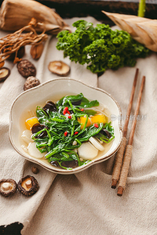 中式菠菜汤，素汤，健康饮食