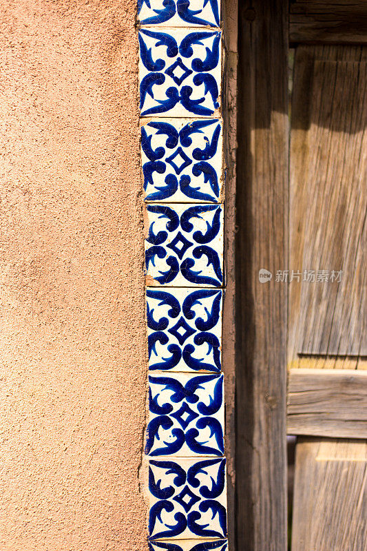 圣达菲风格:古董墨西哥瓷砖，木门