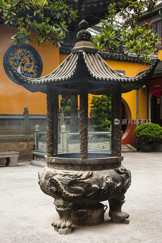 中国上海玉佛寺的香炉