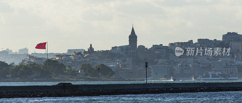 土耳其伊斯坦布尔博斯普鲁斯海峡旁的加拉塔塔
