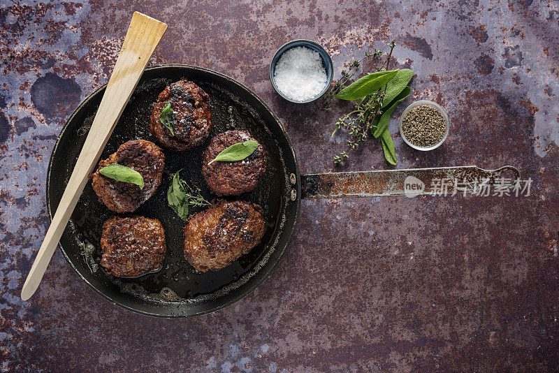 传统的丹麦肉丸或油炸。