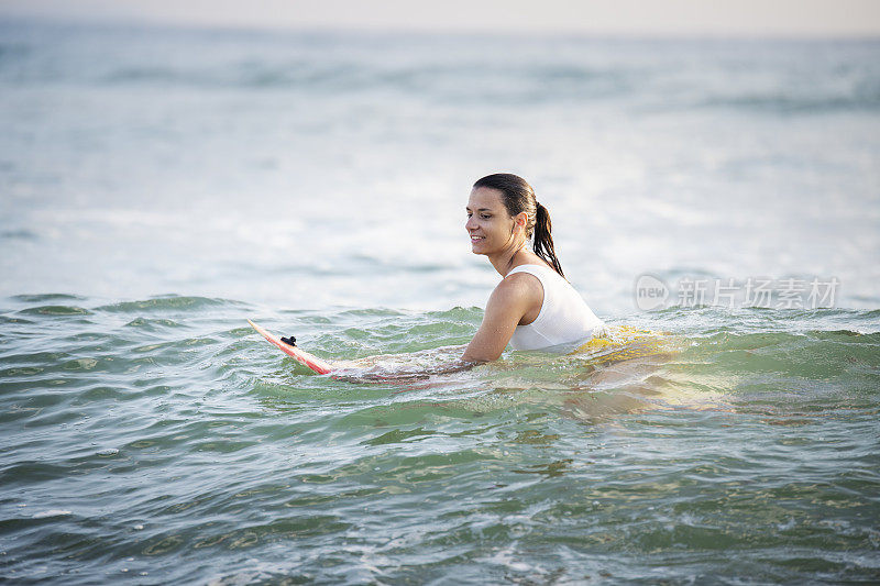 女性冲浪者等待完美的波浪。