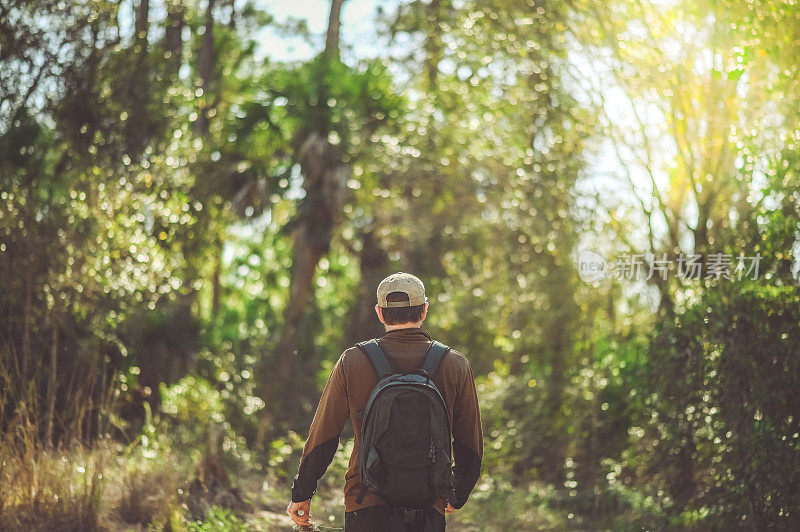 徒步旅行的人