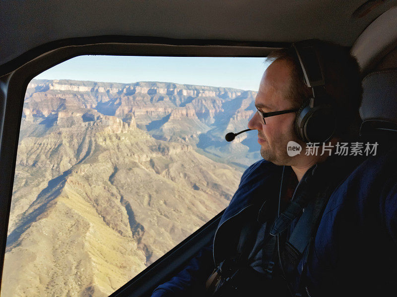 亚利桑那州大峡谷国家公园上空一名乘坐直升机的男子。美国