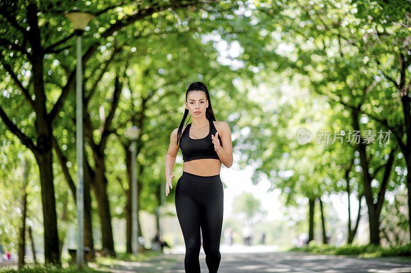 年轻的运动型女子慢跑