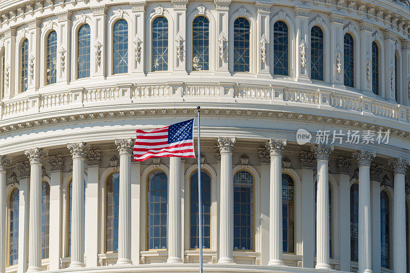 位于华盛顿特区的美国国会大厦圆顶上挂着美国国旗