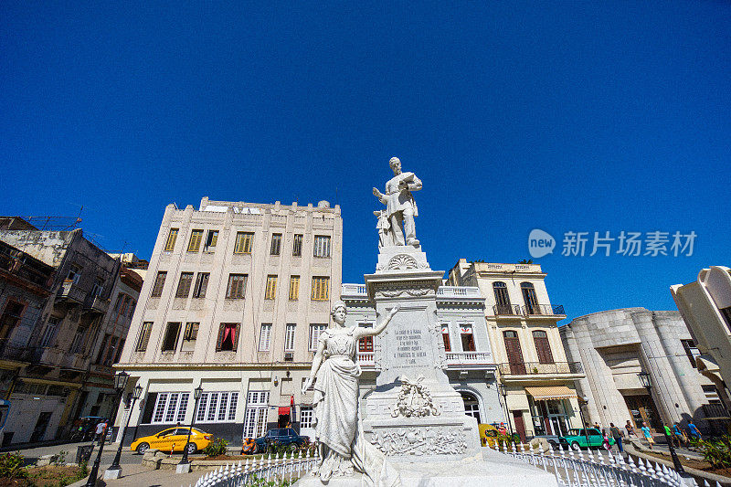 工程师弗朗西斯科·德·阿尔贝尔的雕像，由卡拉拉大理石制成，在老哈瓦那的一个小公园里。