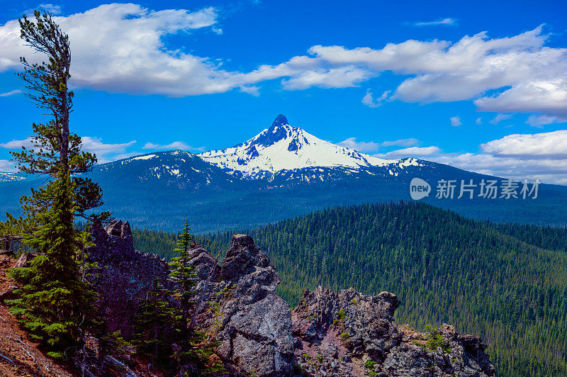 华盛顿喀斯喀特山脉春天的早晨;俄勒冈州