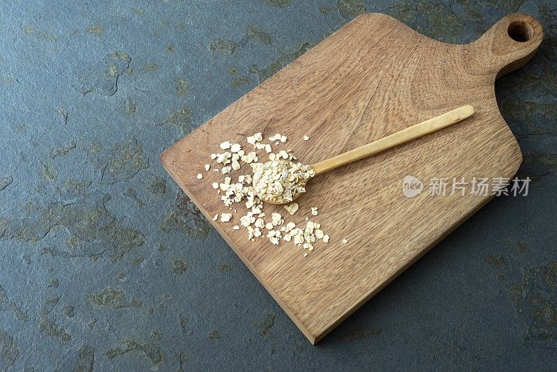 切菜板与汤匙和生燕麦