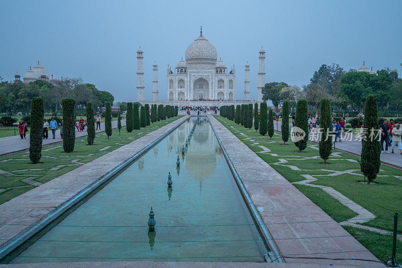 世界七大奇迹之一的印度泰姬陵的美丽景色，从花园中可以看到水面的完美倒影