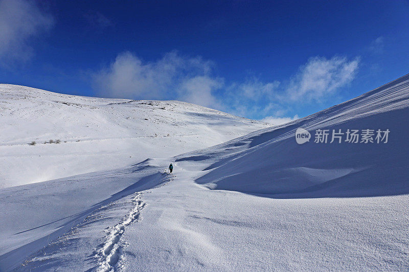 波斯尼亚和黑塞哥维那白雪皑皑的Bjelasnica山上的徒步旅行者