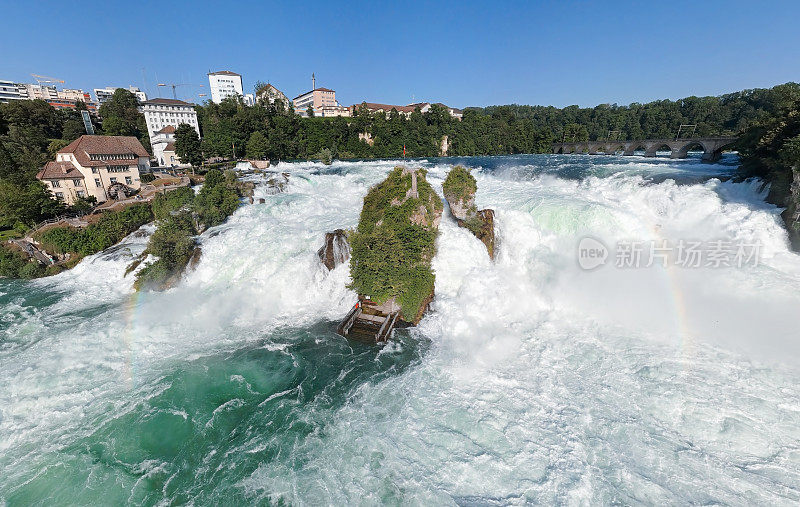 莱茵河瀑布全景图，瑞士和欧洲最大的瀑布。