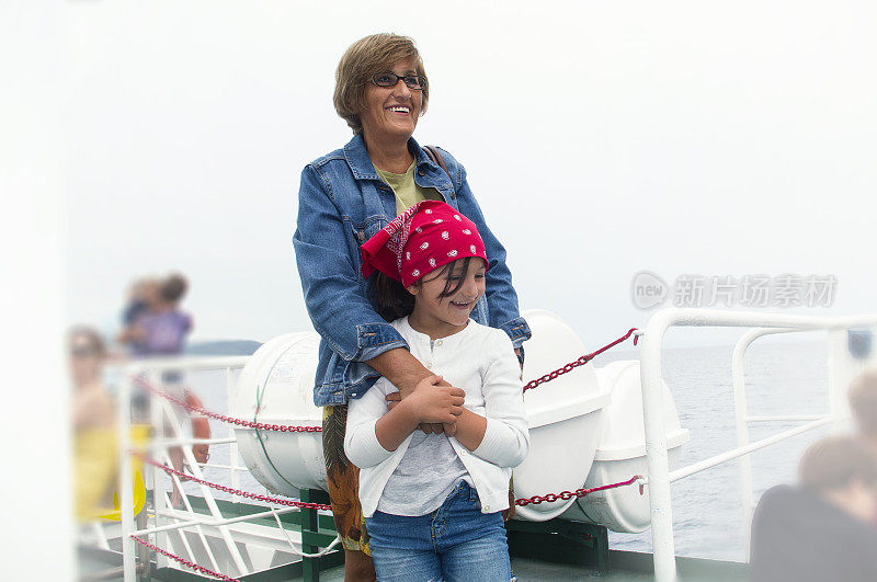 祖母和孙女喜欢乘渡船旅行