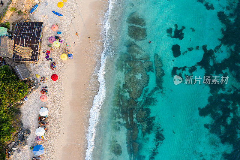 海滩伞和蓝色的海洋。从上面看海滩景色