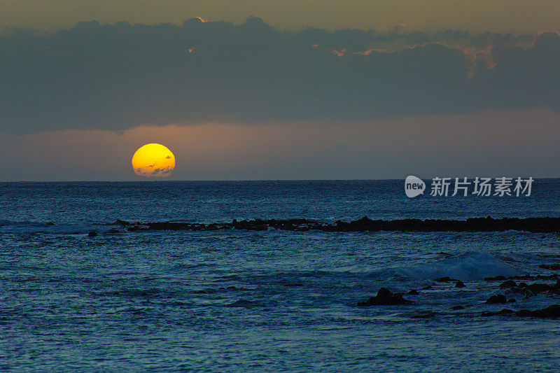 考艾岛波伊普海滩上的夏威夷日落