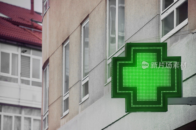 药店的标志在街道、建筑物、绿十字。