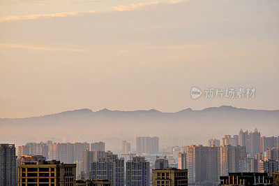 城市天际线在日出，成都，中国