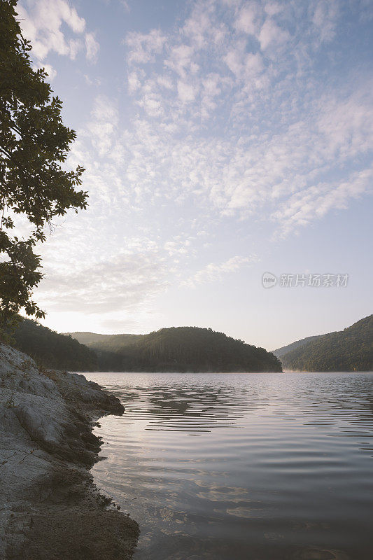 日出时美丽宁静的湖景