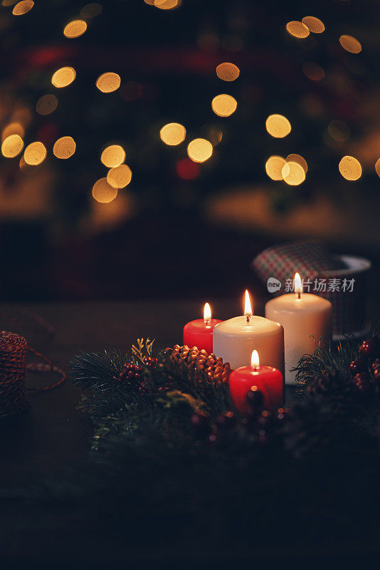 圣诞装饰用蜡烛和节日灯