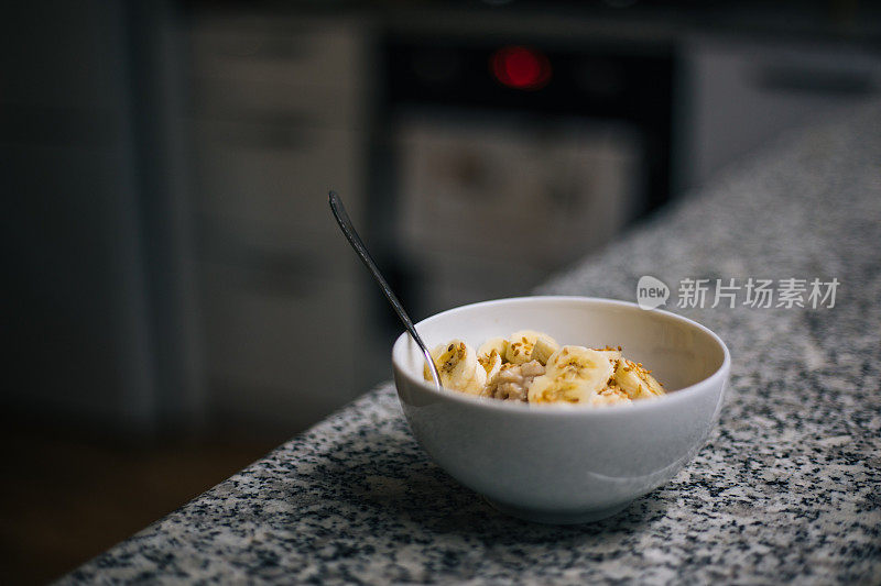 一碗加香蕉片和芝麻的粥