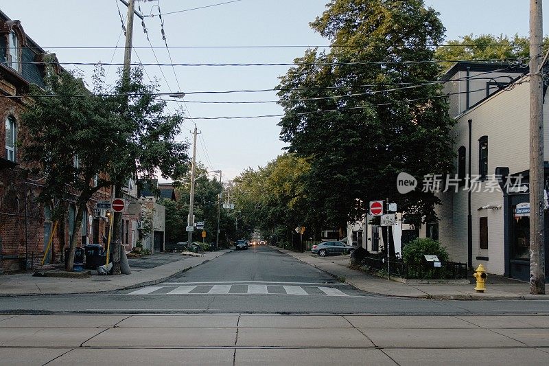 日出时的街景