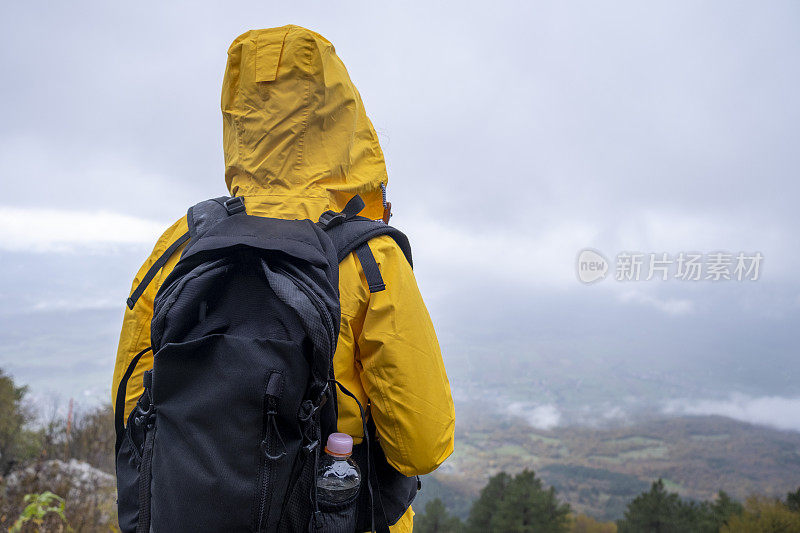 人在黄站在高雨山之间的天空戏剧性的背影