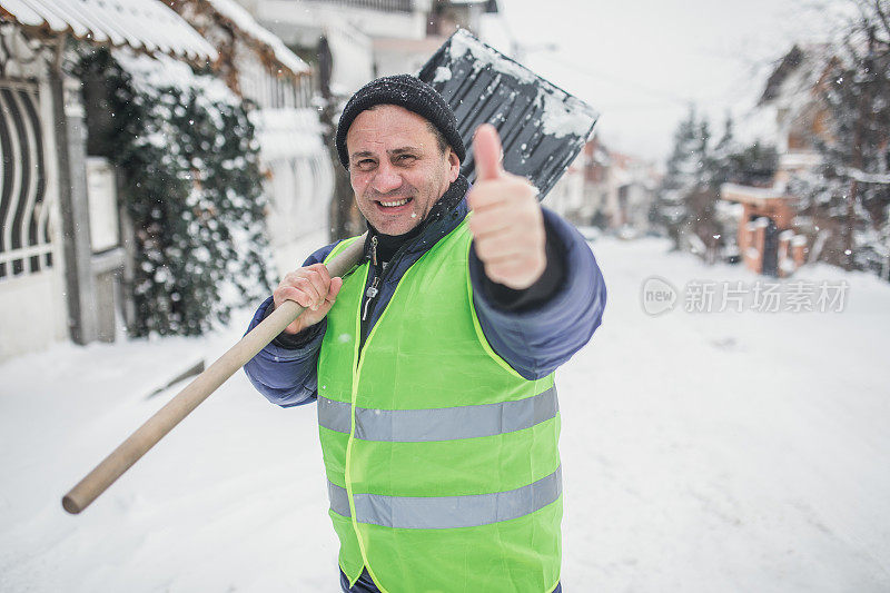 一位老人在清理积雪时很高兴