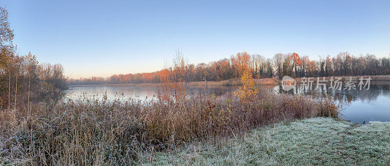 湖在冬天的时候日出