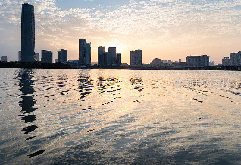 夕阳下的海滨城市