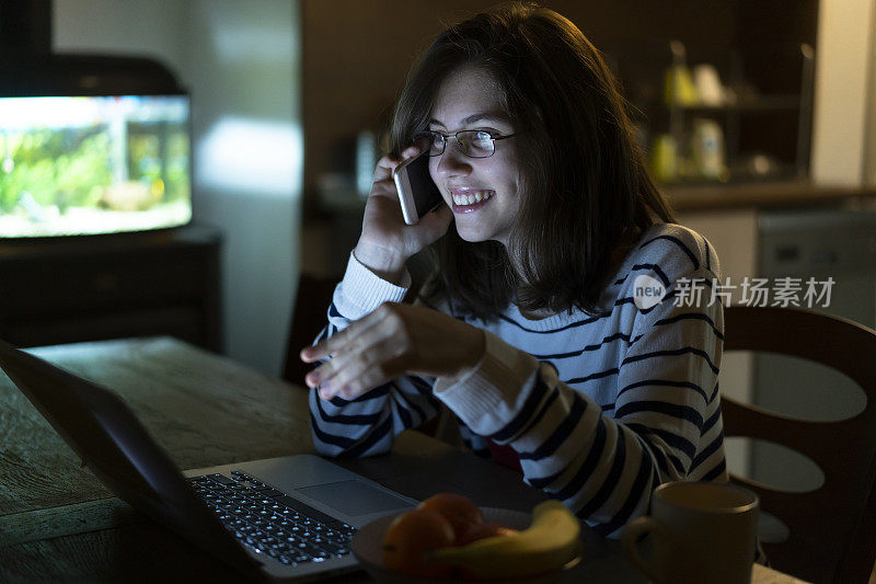 一个十几岁的女孩深夜坐在电脑前