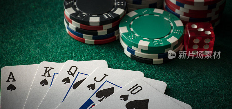 在桌子上打牌，赌场筹码
