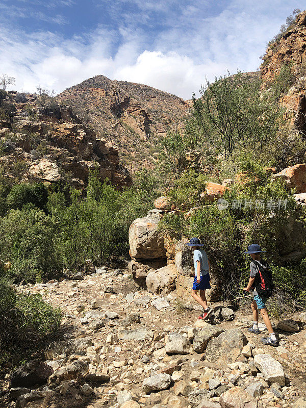 和我哥哥在峡谷里徒步旅行