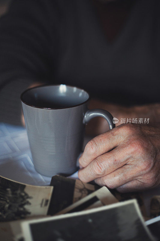 老人生活在回忆中，喝咖啡