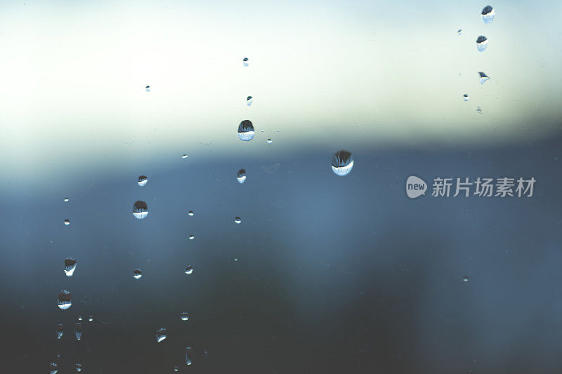 多雨的玻璃