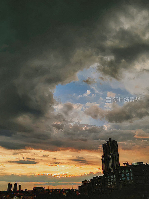 日落在damansara，花瓣jaya热带气候雨前