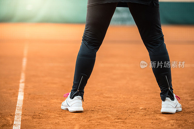 女子打网球腿靠近