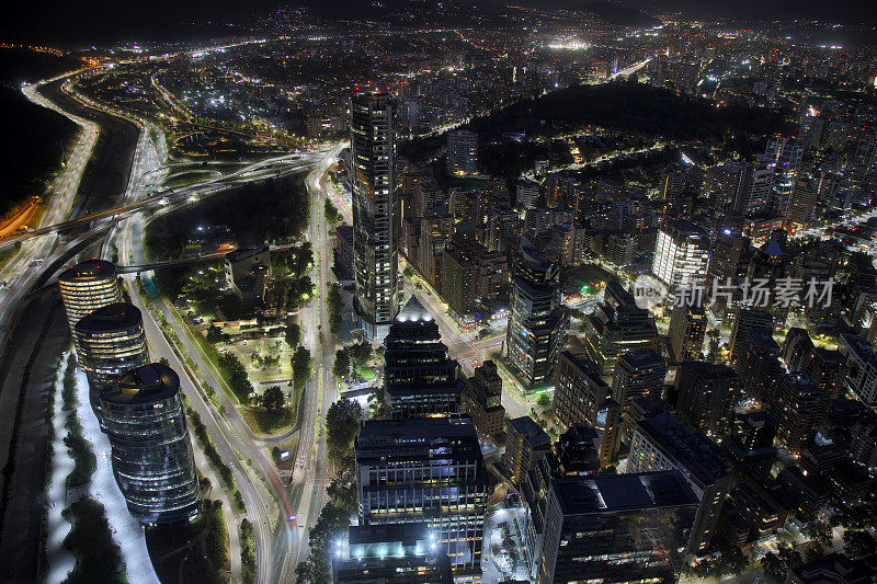 智利圣地亚哥，夜间鸟瞰图