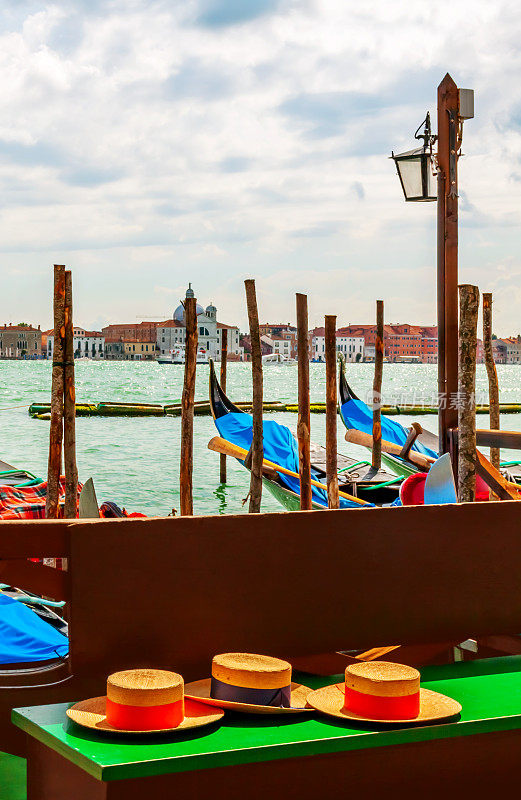 威尼斯的贡多利亚帽和泻湖
