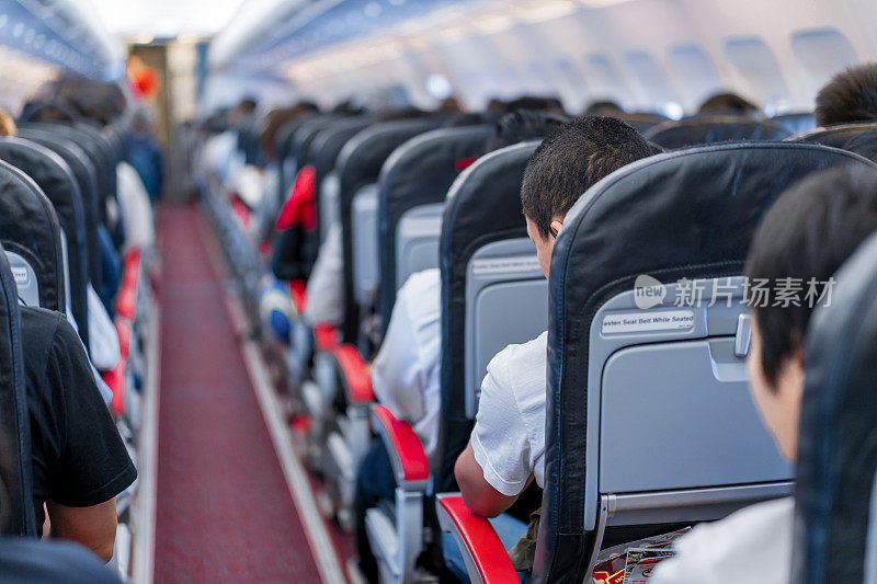 在飞机的座位和乘客坐的所有区域等待飞机从跑道上起飞。