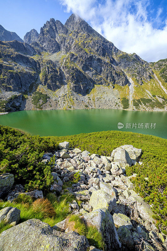 在波兰度假-黑加西尼考伊池塘和科斯切莱克高峰在Tatra山脉