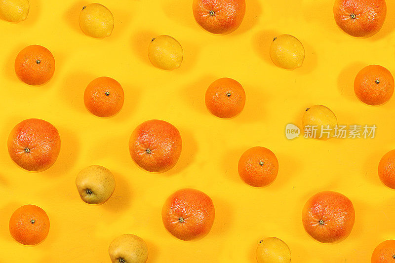 夏季横幅，柑橘类水果，柚子，橙子，柠檬在明亮的黄色背景，最小的概念放松和排毒，节食和减肥。模式,平面布局。维生素C源