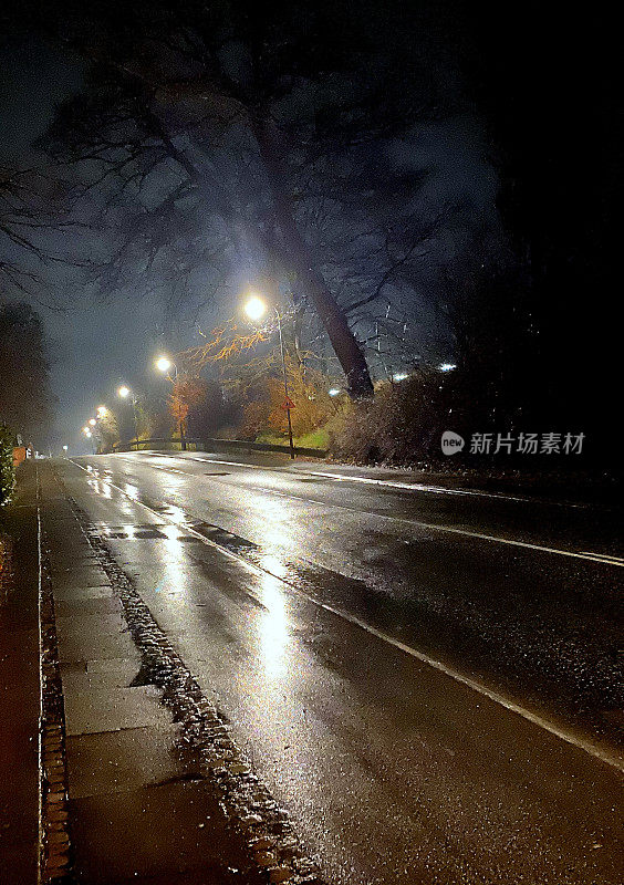 雨夜空旷的街道