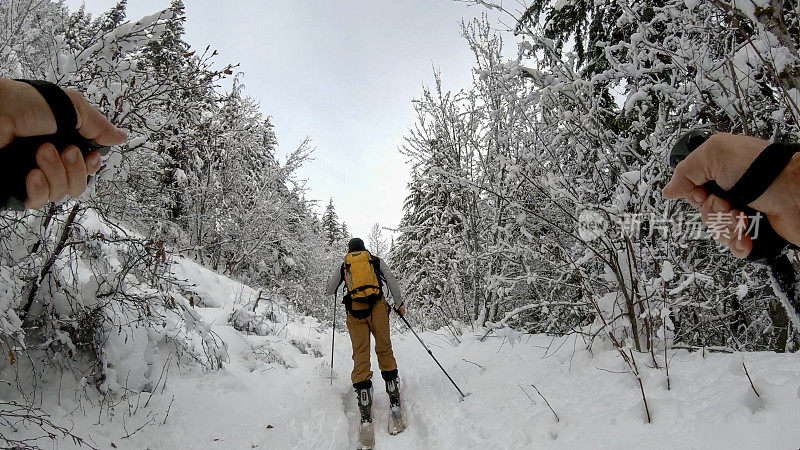 偏远地区的滑雪者登山